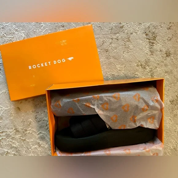 Rocket Dog’s Splash Slides - Picture 2 of 7